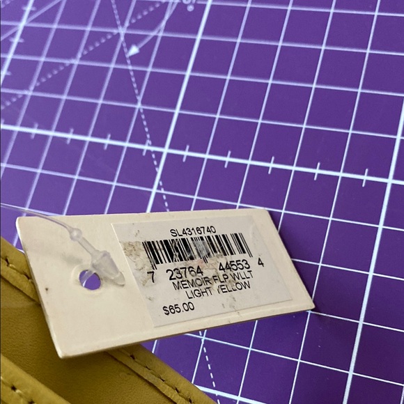 Fossil Cream Minimalist Wallet Structured Design. - Picture 7 of 15